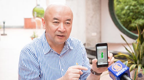 英國維吾爾協會負責人、腫瘤外科醫師安華托帝‧博格達亮出手機內的照片，指出新疆某機場出現為特殊旅客、人體器官運輸專門開闢的快速通道。